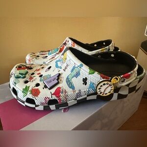 Disney Crocs Alice in Wonderland W8 M6 NIB with Jibbitz shoe charms